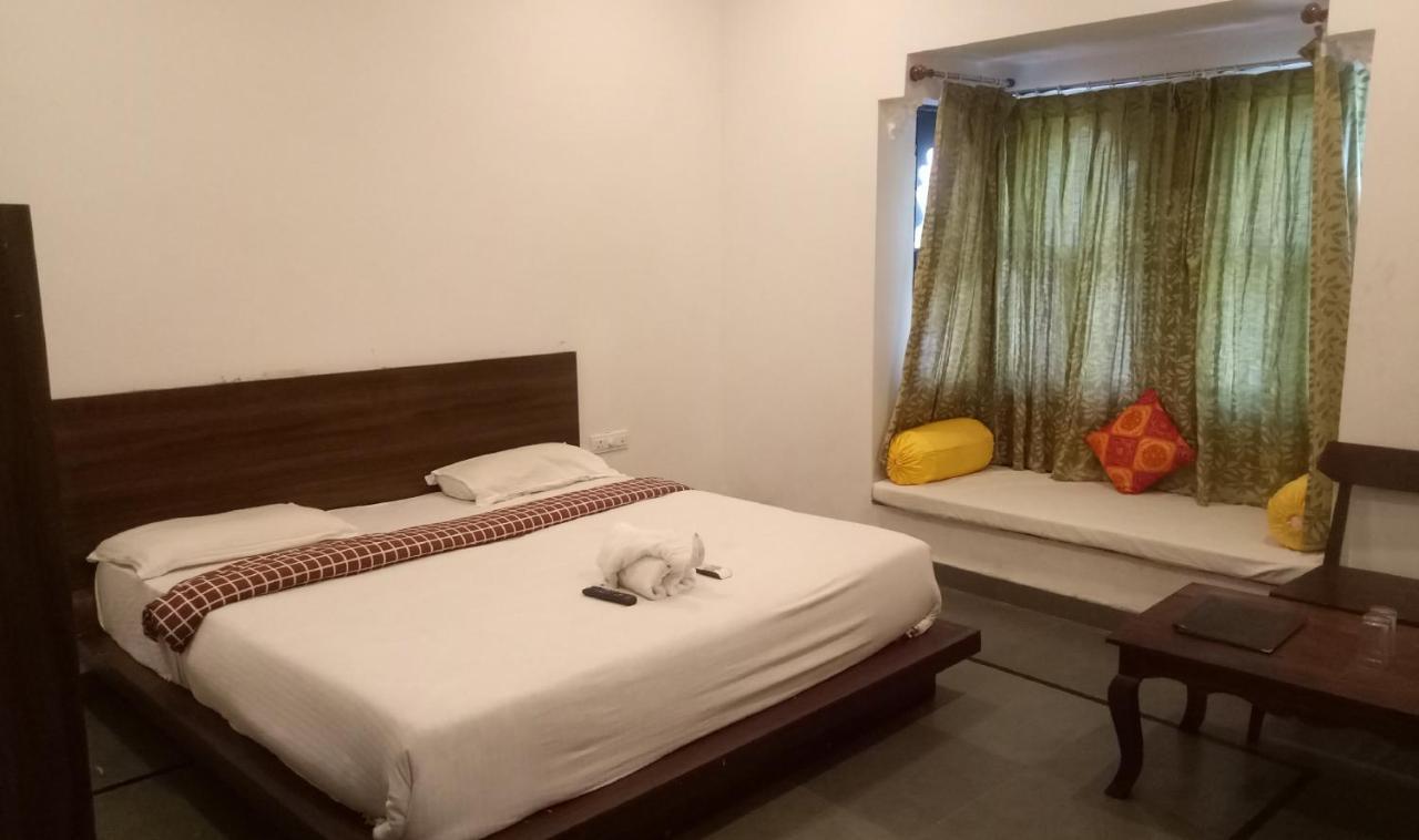 กุมภาล พาเลซ แอนด์ รีสอร์ต Hotel คัมบาลกาห์ ภายนอก รูปภาพ