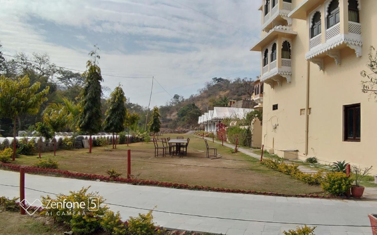 กุมภาล พาเลซ แอนด์ รีสอร์ต Hotel คัมบาลกาห์ ภายนอก รูปภาพ