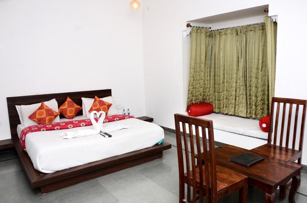 กุมภาล พาเลซ แอนด์ รีสอร์ต Hotel คัมบาลกาห์ ภายนอก รูปภาพ